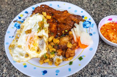 Vietnam usulü ızgara domuz pirzolası ve kızarmış yumurta.