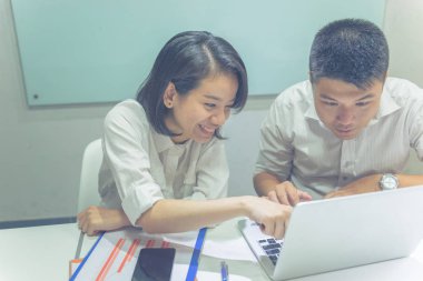 İki iş adamı iş hakkında konuşuyor.