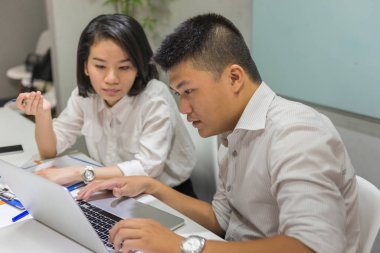 İş adamları çözüm bulmak için konuyu tartıştılar