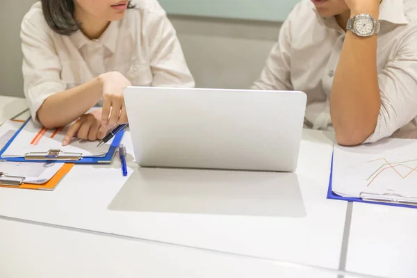 Dos empleados de negocios asiáticos discuten sobre el trabajo en el portátil — Foto de Stock