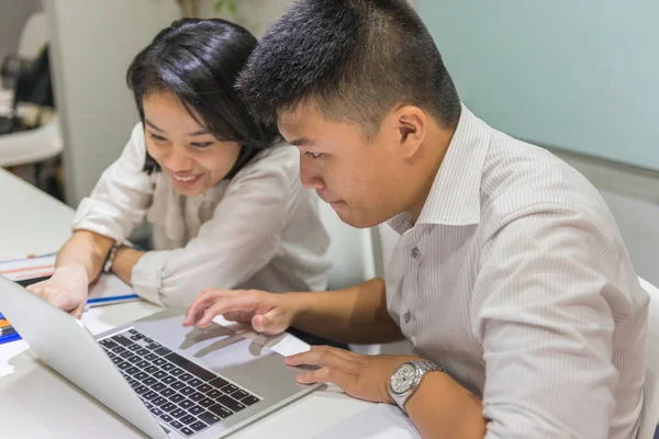 Geschäftsleute arbeiten als Team am Laptop — Stockfoto