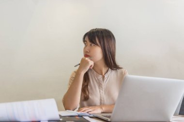 Kadın çalışan yeni fikirler düşünüyor.