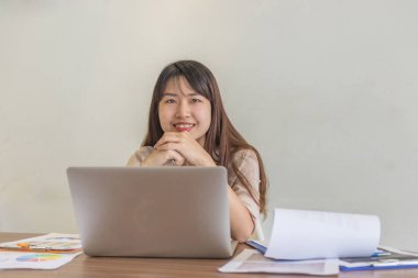 Bilgisayarda çalışan gülümseyen bir iş adamı