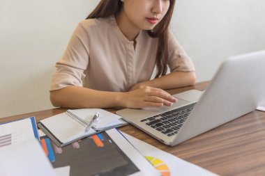 Fare dokunaçlarına dokunan bir kadın eli.