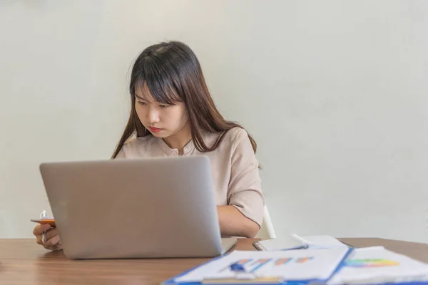 Asiático empleado leyendo informe de ventas — Foto de Stock