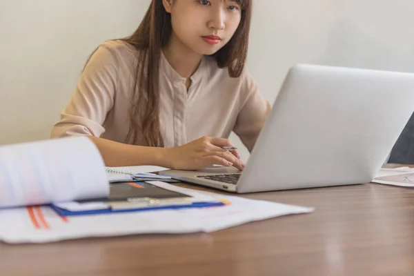 Joven personal asiático trabajando con documento financiero — Foto de Stock