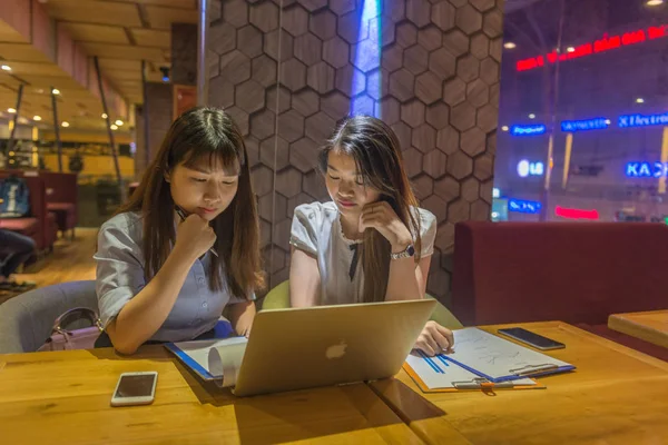 Dos empresarias asiáticas trabajando en laptop y discutiendo — Foto de Stock