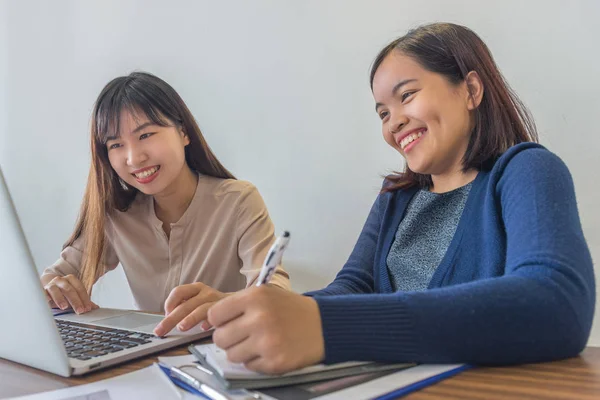 Dos chicas sonrientes de oficina teniendo una conversación interesante en su reunión — Foto de Stock