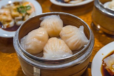 Buharda pişirilmiş karides kristal hamur köfteleri bambu buharı kutusunda.