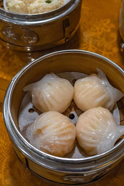 Vertikales Foto von chinesischen Dimm-gedämpften Shrimp-Kristallknödel — Stockfoto