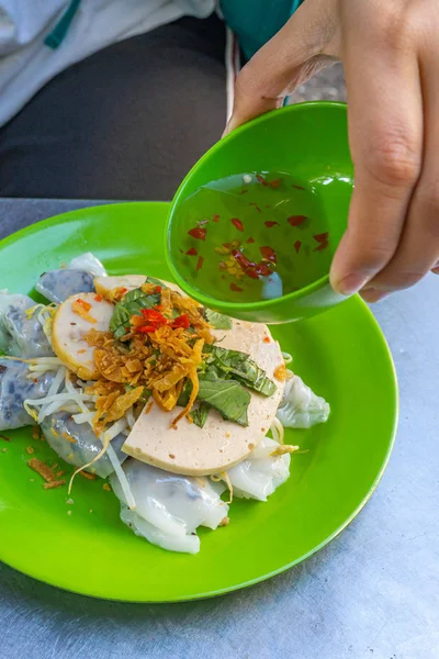 Comida callejera vietnamita Banh Cuon servido con salsa de pescado dulce — Foto de Stock