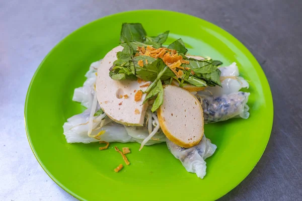 Piatto di vietnamita locale cotto a vapore rotoli di riso per la colazione pasto — Foto Stock