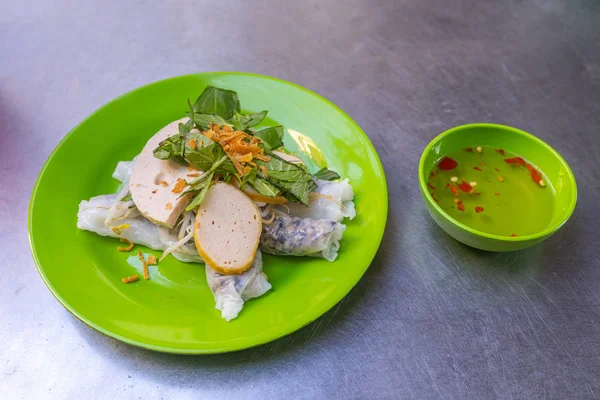 Populaire nourriture de rue vietnamienne- rouleaux de riz vapeur, Banh Cuon — Photo