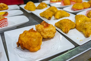 Hong Kong Dim Sum restoranında kızarmış karides köftesi ve börek.
