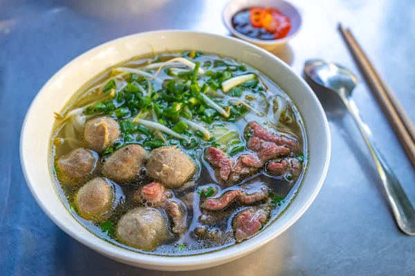 おいしいベトナムの伝統的な料理-フォー牛肉と肉のボール麺 — ストック写真