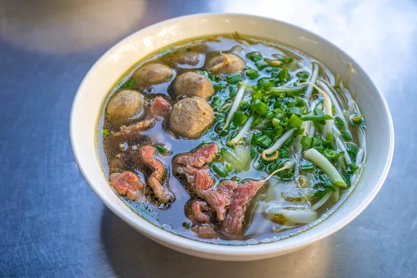 Ciotola di gustosa pasta vietnamita Pho e polpette di carne di manzo — Foto Stock