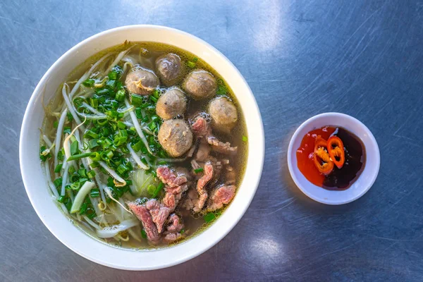 牛肉の俯瞰チリソースをかけたフォー麺 — ストック写真