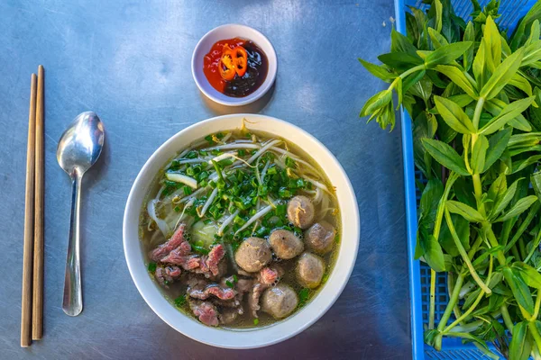 牛の肉ボール麺スープは野菜と一緒に提供しています-ベトナム語Pho — ストック写真