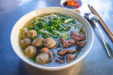 Bir kase Vietnamlı Pho biftek çorbası ve köfte. 