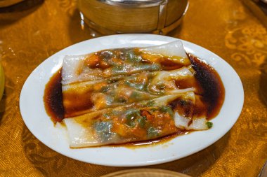 Çin pilavı dilimlenmiş etle doldurulmuş. 