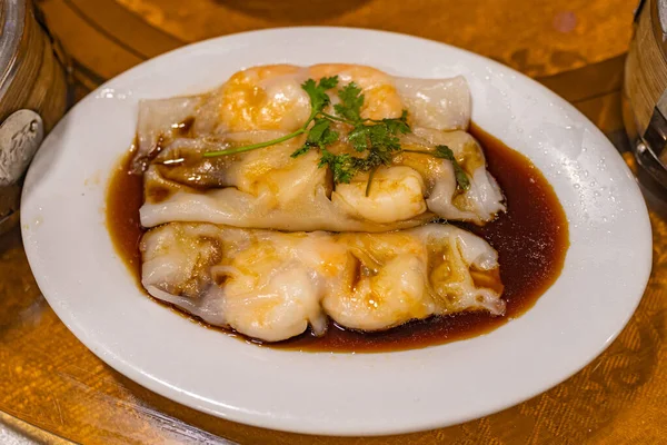 Chinesisch gedämpfte Garnelen Reisrollen mit Sojasauce serviert — Stockfoto