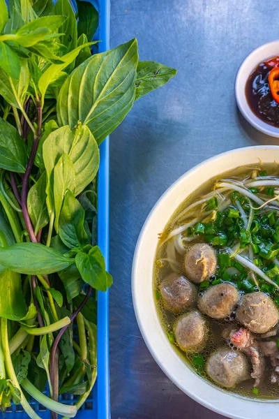 Foto di primo piano di deliziosa ciotola Pho e polpette di carne — Foto Stock