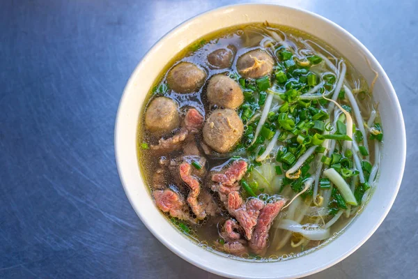 おいしいベトナムの牛肉麺スープのボウルテーブルの上に — ストック写真