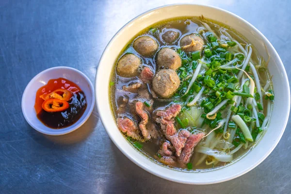 Vietnam aromatizzato Pho ciotola-carne di manzo tagliatelle e verdure — Foto Stock