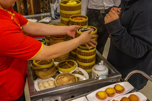 Kellnerin verpflegt Dimsum in Bambusdampfboxen in chinesischem Restaurant — Stockfoto