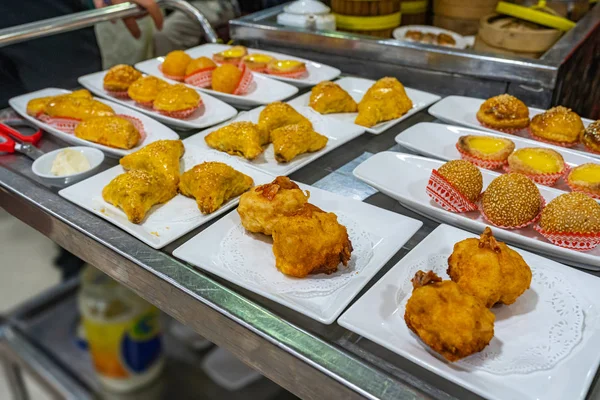 Auswahl an gebratenen chinesischen Knödeln und Kuchen im Restaurant Dimsum — Stockfoto