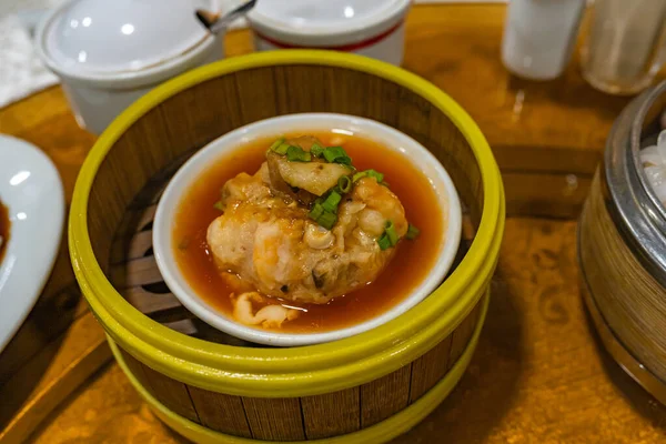 Chinesisch gedämpfte Fleischbällchen und Sauce im Dampfgarer — Stockfoto