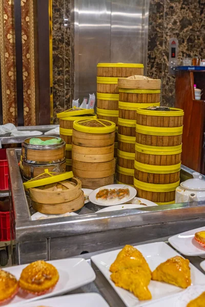 Dimsum bambusové parní krabice na vozíku v čínské restauraci — Stock fotografie