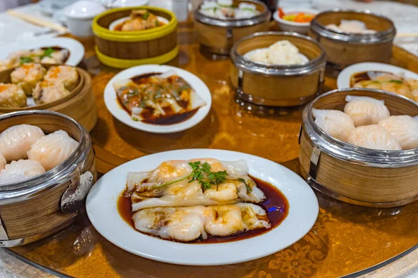 Köstliche gedämpfte Garnelenknödel und Semmeln in Dimsum Restaurant — Stockfoto