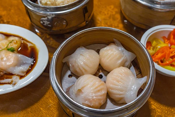 Chinês dimsum- cozido no vapor recheado bolinho de cristal de camarão no restaurante — Fotografia de Stock