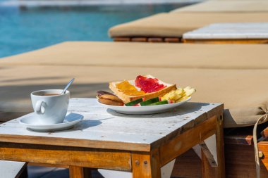 Bir fincan kahve, meyve ve kek.