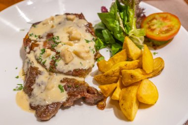 Kremalı mantar soslu ve sebzeli tuzlu biftek.