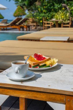 Tatil yerindeki yüzme havuzunda huzurlu bir an