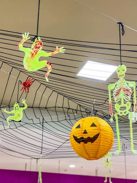Halloween decoration with spooky jack o lantern and bloody skeleton — ストック写真