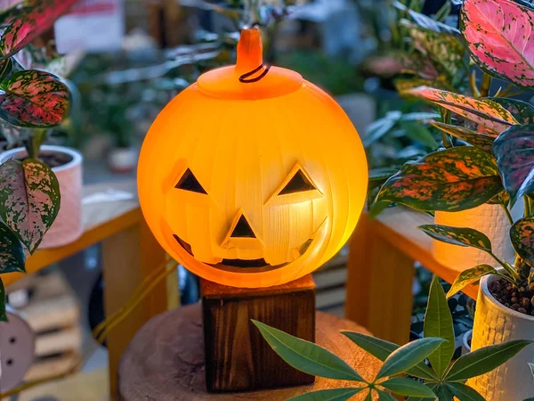 Halloween holiday decoration-pumpkin jack o lantern with spooky smile — ストック写真