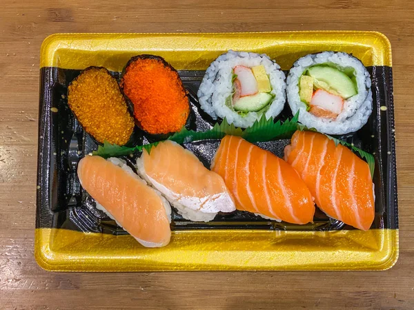 Sortido de delicioso sushi e sashimi para refeição de almoço — Fotografia de Stock