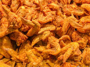 Fast food geçmişi için kızarmış tavuk kanadı yığını.