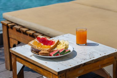 Sandviç ve portakal suyuyla nefis bir kahvaltı.