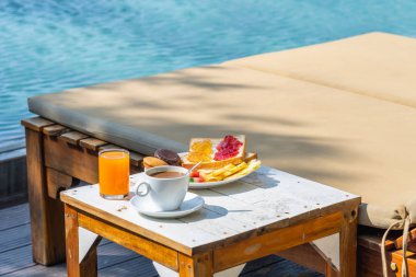 Kahve, meyve ve meyve suyu ile lezzetli bir kahvaltı.