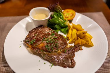 Kremalı mantar soslu biftek ve kızarmış patates.