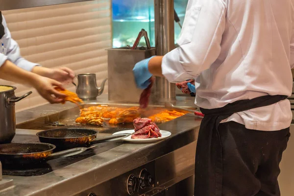 Şef lokanta mutfağında karides pişiriyor. — Stok fotoğraf