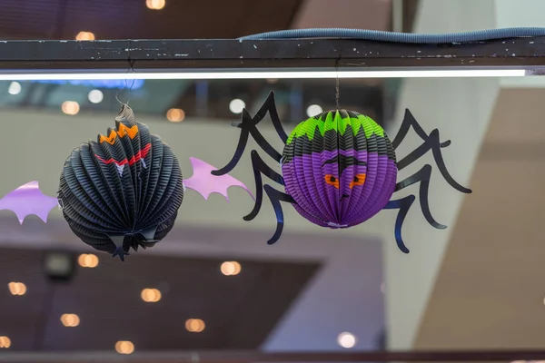 Декоративные детали праздника Хэллоуина - жуткие пауки и летучие фонари — стоковое фото