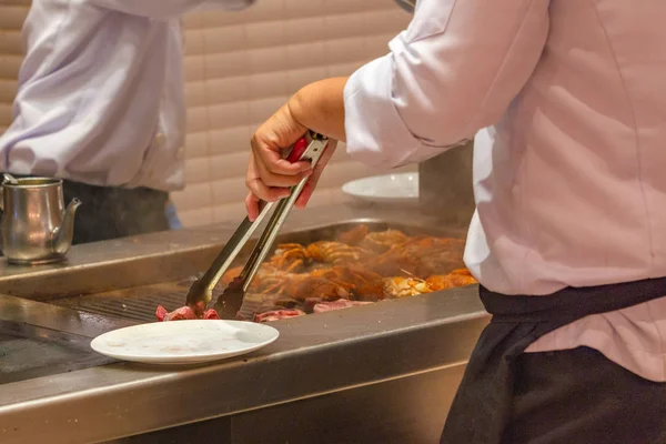 Şef restoranların mutfağında lezzetli ızgara ıstakoz hazırlıyor. — Stok fotoğraf