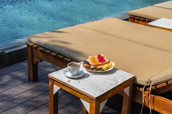 Enjoy breakfast at the swimming pool in resort hotel — Stock fotografie