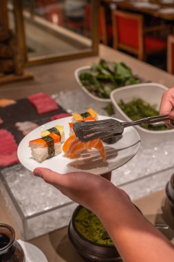 Büfe restoranında insan seçerken çekilmiş dikey fotoğraf.