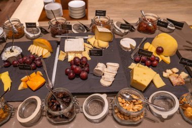 Lüks otelde kahvaltıda peynir ve fındık çeşitleri.